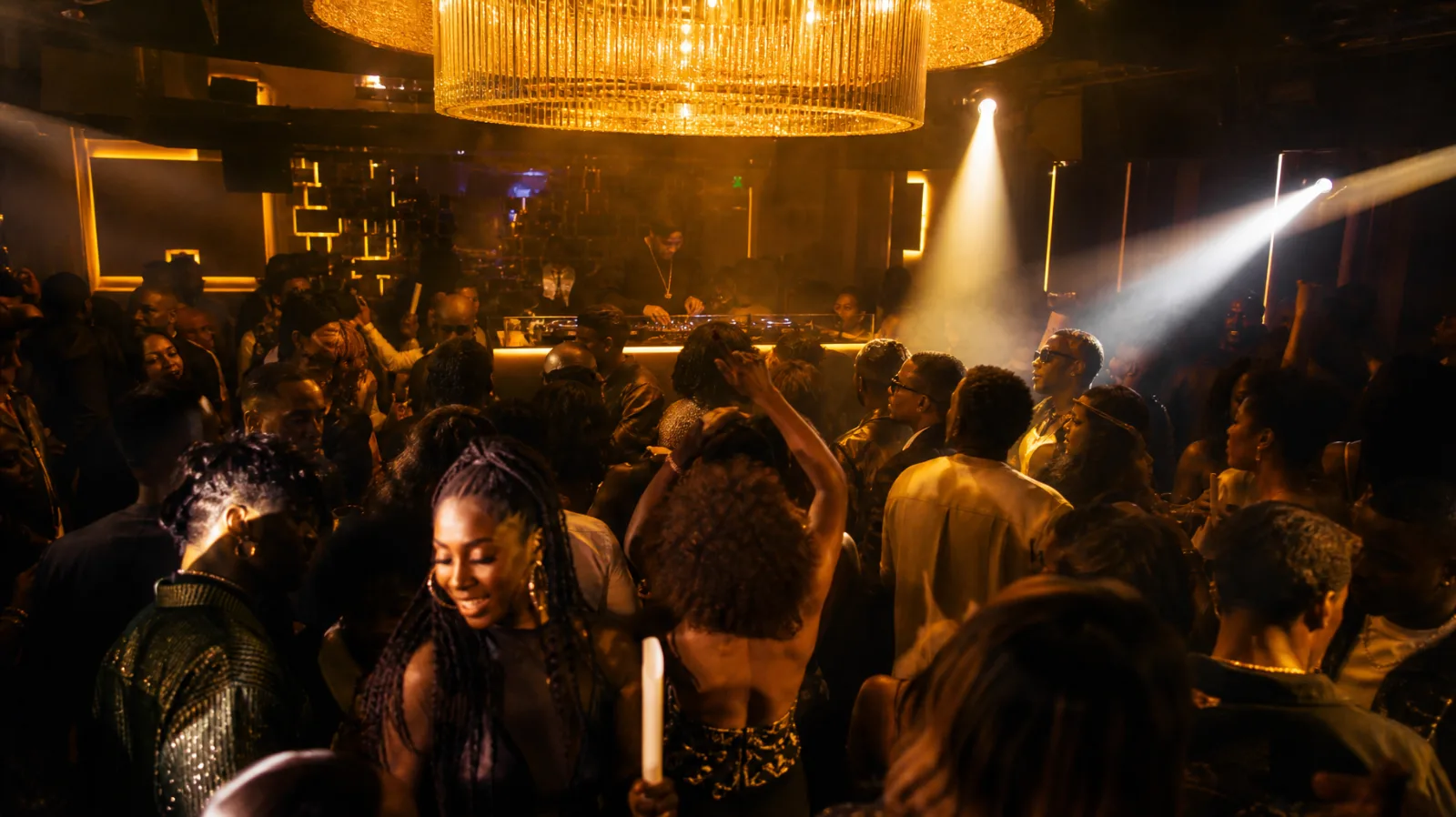 Soirée haut de gamme dans un club, lumières tamisées et tables VIP
